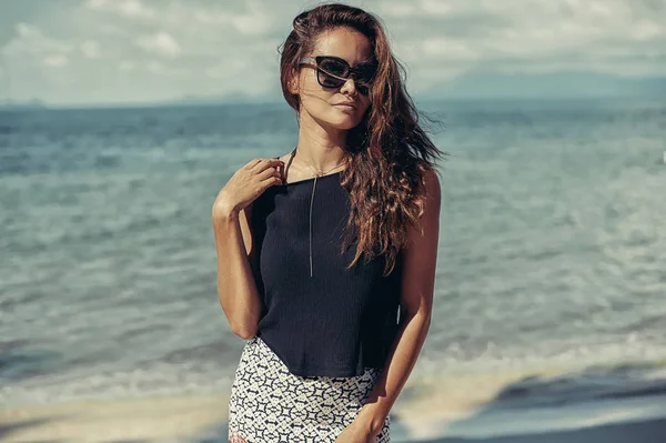 Modelka z długimi kręconymi włosami plenerowy portret plaży — Zdjęcie stockowe