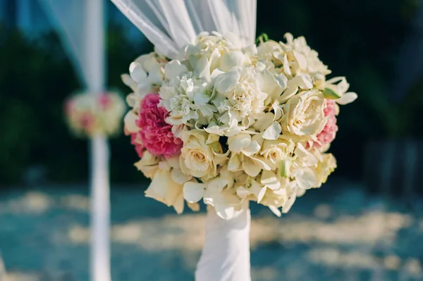 Цветы букет организовать для свадебного украшения — стоковое фото