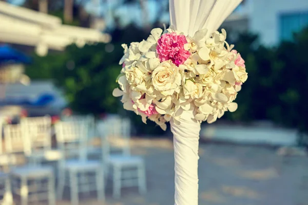 Bukiet kwiatów zorganizować dla dekoracji ślubnej — Zdjęcie stockowe