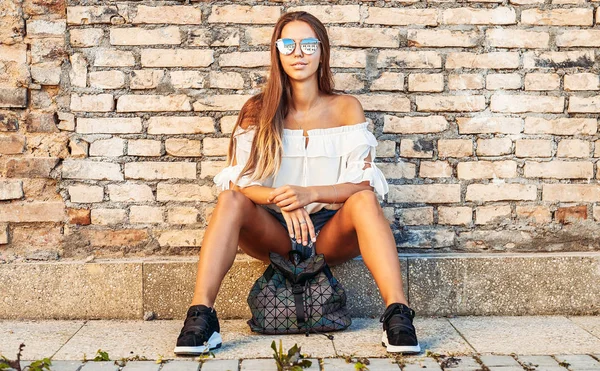 Уличный портрет стильной девушки в солнечных очках — стоковое фото