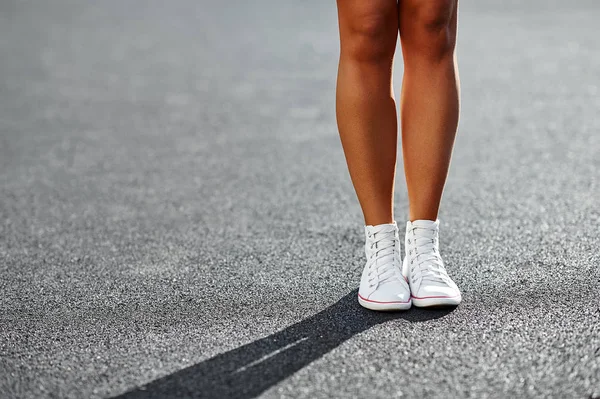 Kvinnors Ben Gympaskor Nära Håll — Stockfoto