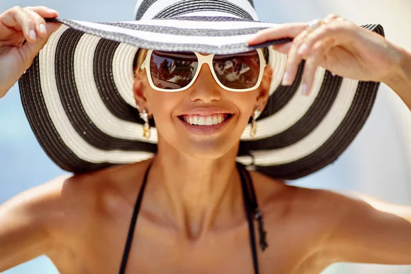 Tatil Zamanı Şapkalı Güneş Gözlüklü Güzel Bir Kadının Güzel Yaz — Stok fotoğraf