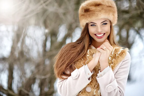 Retrato Feliz Hermosa Mujer Sonriente Con Sombrero Piel Sonriendo Mirando — Foto de Stock