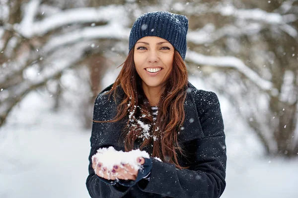 Όμορφη χαμογελαστή γυναίκα εξωτερικό πορτρέτο χειμώνα — Φωτογραφία Αρχείου