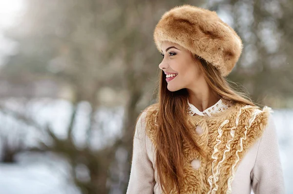 Menina de inverno sorrindo e olhando para algo. Espaço de cópia retratado — Fotografia de Stock