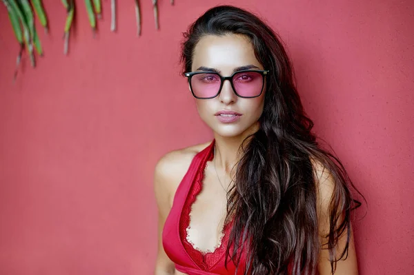 Krásná brunetka ve slunečních brýlích. Venkovní letní portrét — Stock fotografie