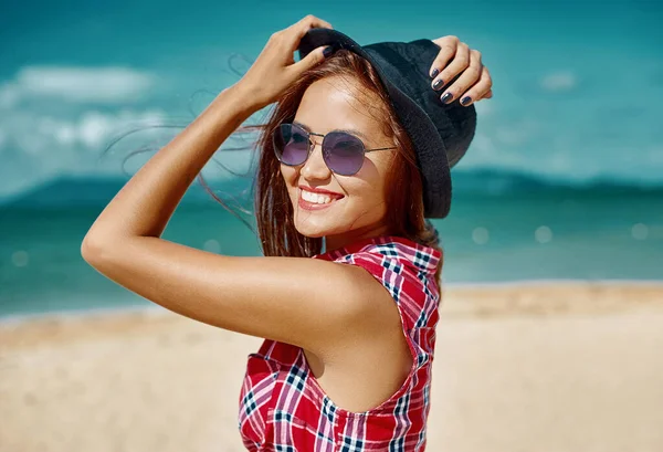 Summer Portrait Sensual Young Smiling Woman Hat Sunglasses — Stock Photo, Image