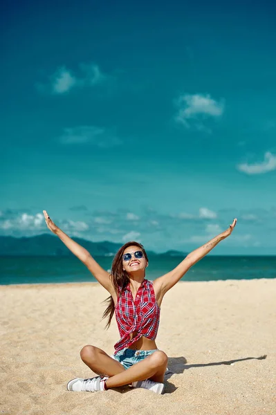 Retrato Verão Mulher Jovem Desfrutando Liberdade Uma Praia — Fotografia de Stock