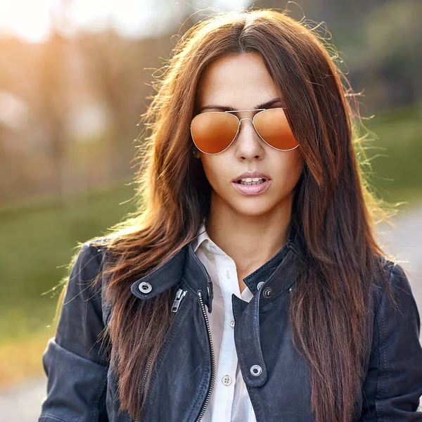 Closeup Moda Bela Mulher Retrato Vestindo Óculos Sol — Fotografia de Stock