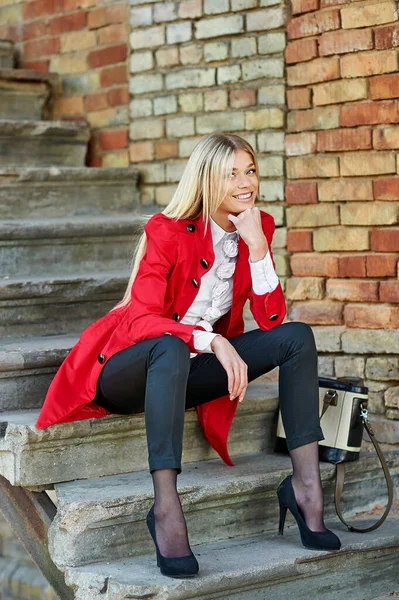 Retrato Moda Mujer Rubia Con Estilo Con Bolsa Retrato Verano — Foto de Stock