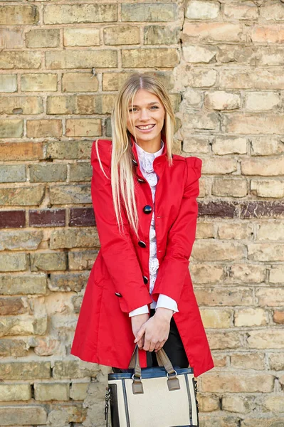 Schöne Blonde Mädchen Roten Kleid Mit Tasche Outdoor Porträt — Stockfoto