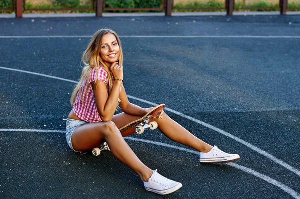 Portão Verão Menina Elegante Com Skate — Fotografia de Stock