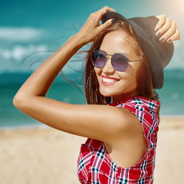 Retrato Una Hermosa Joven Sonriente Con Sombrero Gafas Sol — Foto de Stock