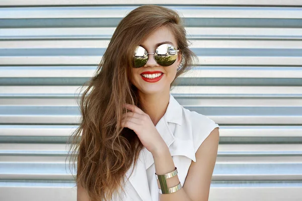 Mujer Joven Sonriente Con Gafas Sol Retrato Cerca —  Fotos de Stock