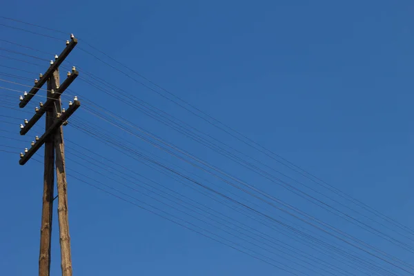 Линии Связи Старый Деревянный Столб Электрической Линии Голубом Фоне Неба — стоковое фото