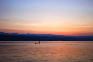 Adriyatik Denizi üzerinde şafak tekne. Şafaktan önce Adriyatik Denizi üzerinde