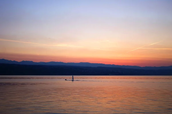 Adriyatik Denizi üzerinde şafak tekne. Şafaktan önce Adriyatik Denizi üzerinde