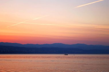 Adriyatik Denizi üzerinde şafak tekne. Şafaktan önce Adriyatik Denizi, Hırvatistan, Avrupa