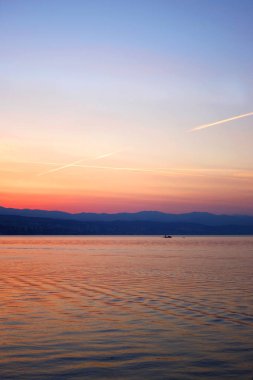 Adriyatik Denizi üzerinde şafak tekne. Şafaktan önce Adriyatik Denizi, Hırvatistan, Avrupa