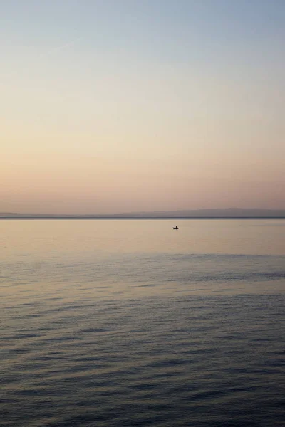 Sabahın erken saatlerinde balıkçı tekne Adriyatik Denizi, Hırvatistan, Avrupa