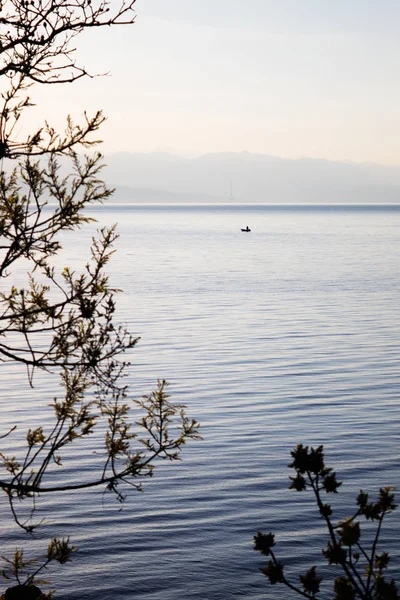 Sabahın erken saatlerinde balıkçı tekne Adriyatik Denizi, Hırvatistan, Avrupa