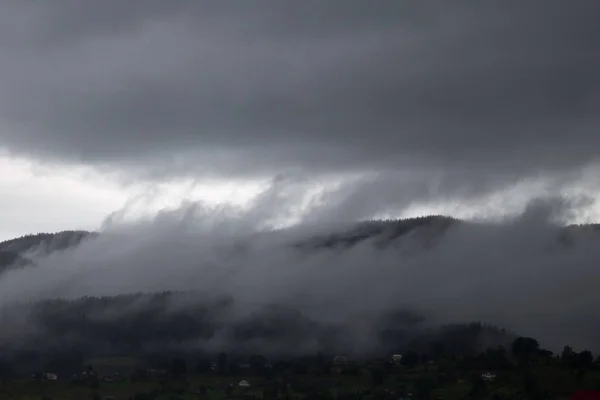 Dağlarda siste bulutlar, Karpatlar, Vorokhta, Ukrayna