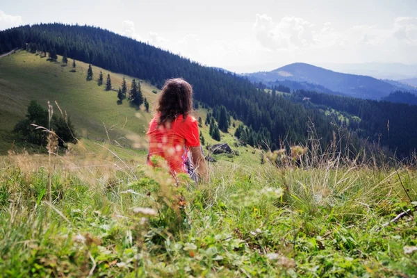 Kız arkadan fotoğrafı bir gezgin dağlarda