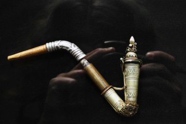 (Fotoğrafçı yansıması ile arka planda), pipo 1920, Nikifor Rebenchuk (1876-1949) tarafından hazırlanmış. Hutsulshchyna Ulusal Müzesi ve Pokuttya halk sanatı, Kolomyia, Ukrayna, 25 Ağustos 2018