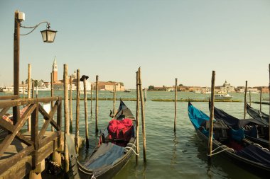 Gondollar Saint Mark Meydanı 'nda (Piazza San Marco) demirlemiştir, arka planda San Giorgio di Maggiore Kilisesi, Venedik, İtalya