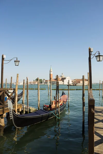 Gondolas Förtöjd Piren Markusplatsen Piazza San Marco Bakgrunden San Giorgio — Stockfoto