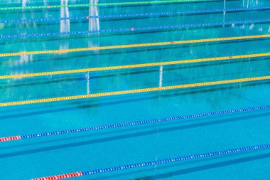 Şerit içinde bir rekabet olimpik açık yüzme havuzu. Sakin su arka plan.