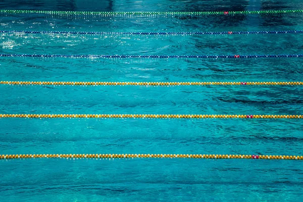 Λωρίδες σε έναν ανταγωνισμό Ολυμπιακών διαστάσεων εξωτερική πισίνα. Ήρεμο νερό φόντο. Αίσθηση της ειρήνης, της ελευθερίας και της επικείμενης ανταγωνισμού. — Φωτογραφία Αρχείου