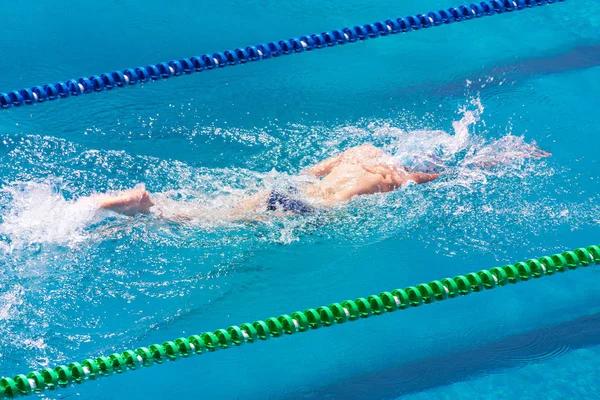 Jovem nadador na piscina. Conceito de estilo de vida de saúde e fitness com atleta. Verão dia ensolarado . — Fotografia de Stock