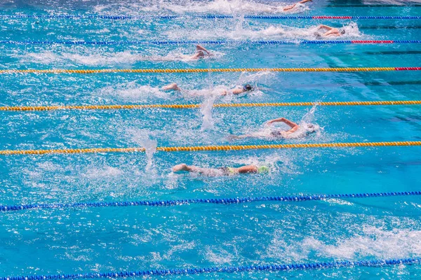 Jovens nadadores na piscina exterior durante a competição. Conceito de estilo de vida de saúde e fitness com crianças . — Fotografia de Stock