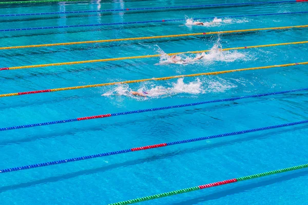 Jeunes nageurs dans la piscine extérieure pendant la compétition. Concept de mode de vie santé et fitness avec les enfants . — Photo