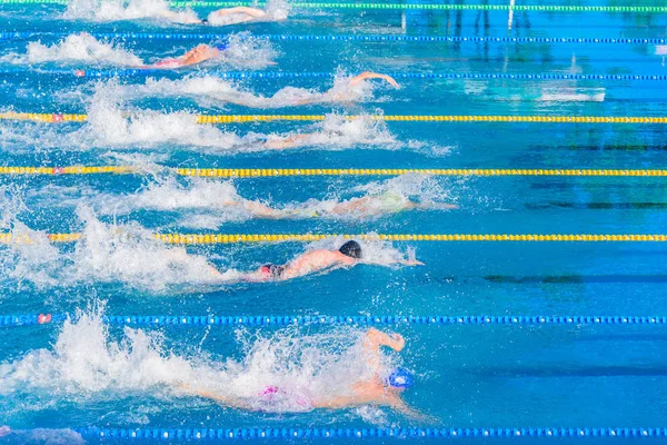 Mladí plavci ve venkovním bazénu během soutěže. Zdraví a fitness životní styl koncept s dětmi. — Stock fotografie