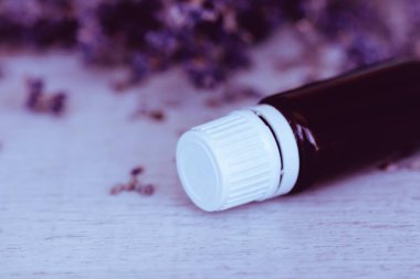 Bitkisel uçucu yağ ve lavanta çiçekleri ahşap arka plan üzerinde. Kadar yakın ve alanı Kopyala.