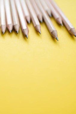 Okula dönüş. Kalem rengi kağıt zemin üzerine alan çizim, çizim, yazı en az kavramı sanat olarak kullanarak kopyalama.