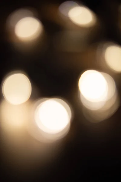 Focus sfumato di luci circolari bokeh in caldo tono dorato per uno sfondo astratto. Auguri di stagione, Buon Natale e Felice Anno Nuovo celebrazioni concetto . — Foto Stock