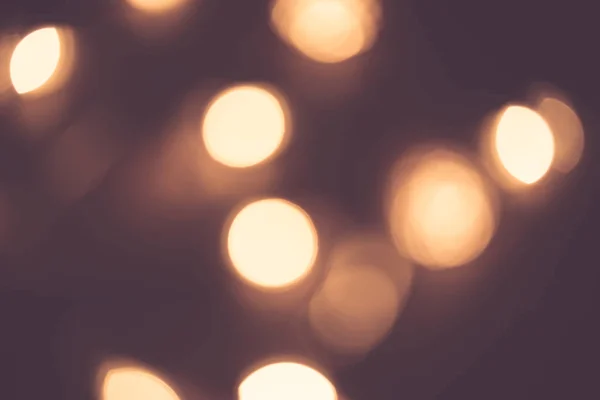 Foco desfocado de luzes bokeh circulares em tom dourado quente para fundo abstrato. Seasons cumprimentos, Feliz Natal e Feliz Ano Novo conceito celebrações . — Fotografia de Stock