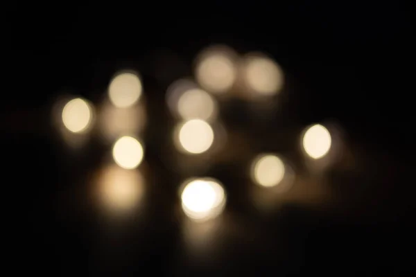 Verschwommener Fokus aus kreisförmigen Bokeh-Lichtern in warmem Goldton für abstrakten Hintergrund. Weihnachtsgrüße, frohe Weihnachten und ein gutes neues Jahr. — Stockfoto