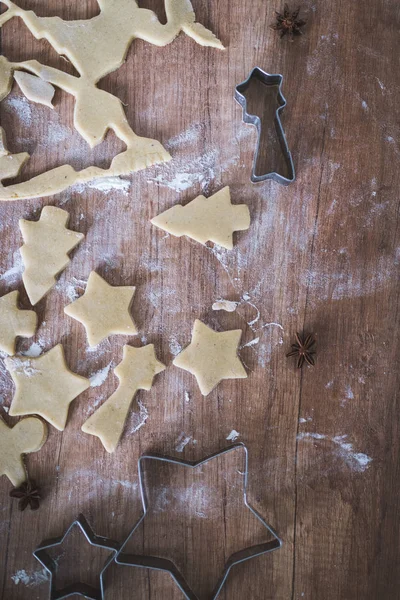 Vánoční Příprava souborů cookie. Soubory cookie cutter, těsta pro soubory cookie a váleček na kuchyňském stole. Domácí dobroty. Selektivní fokus. — Stock fotografie