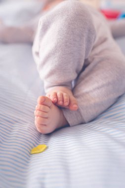 Yeni doğan bebek ayak ve ayak parmakları, seçici odak yakın çekim