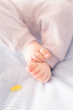 Yeni doğan bebek ayak ve ayak parmakları, seçici odak yakın çekim.