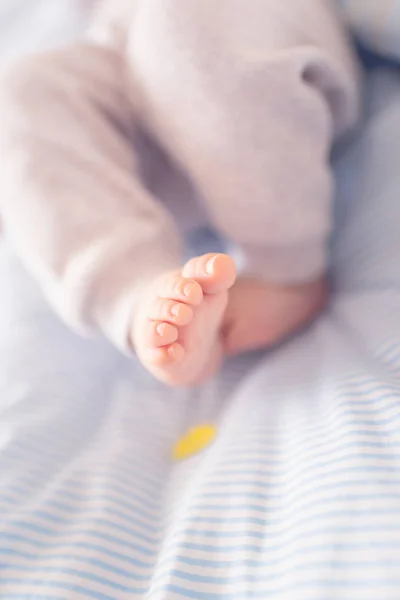 Close up of newborn baby feet and toes, selective focus. — Stock Photo, Image