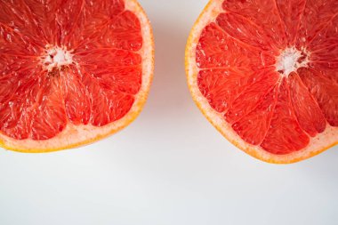 Beyaz arka plan üzerinde izole taze yarım greyfurt.