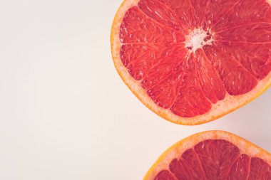 Beyaz arka plan üzerinde izole taze yarım greyfurt.