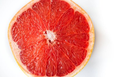 Beyaz arka plan üzerinde izole taze yarım greyfurt.