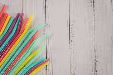 Plastik pipetler ve gezegen kirliliği konsepti. Tek kullanımlık pipetler plastik savaşta.