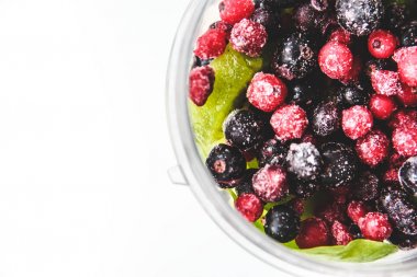 Düz bir blender ve taze mevsim meyveleri ve beyaz arka plan üzerinde meyve yatıyordu, smoothies, detoks, sağlıklı temiz beslenme hazırlanıyor. Yaz içecekleri.